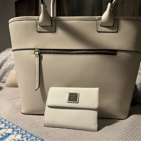 New Dooney and Bourke Zip Top Tote with Matching Wallet - Picture 4 of 11